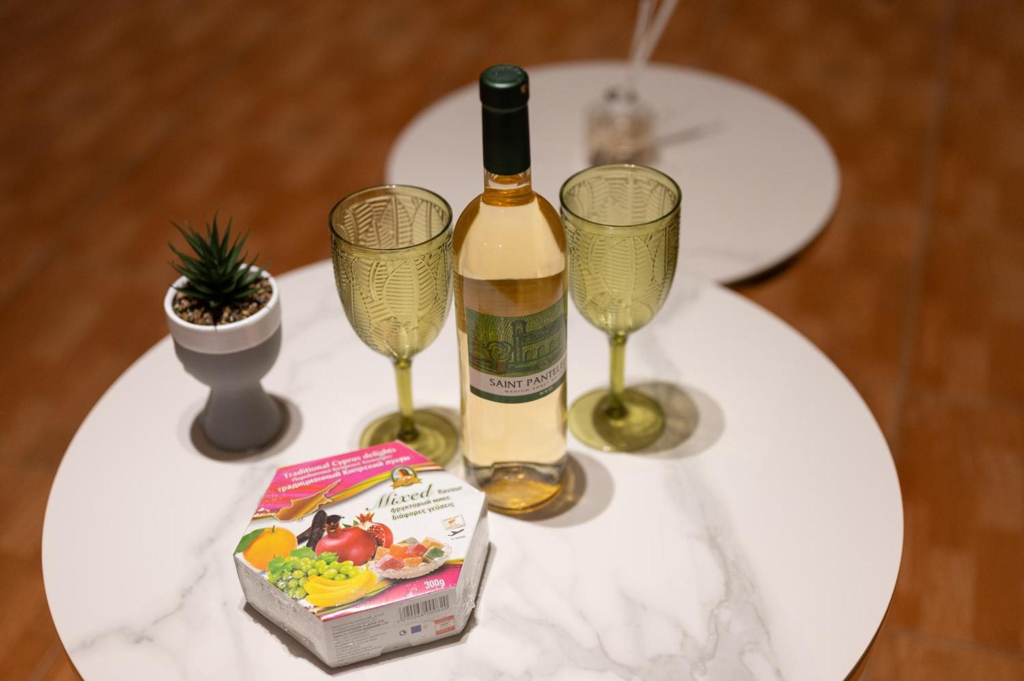 Napa Centrale Suites アヤナパ エクステリア 写真